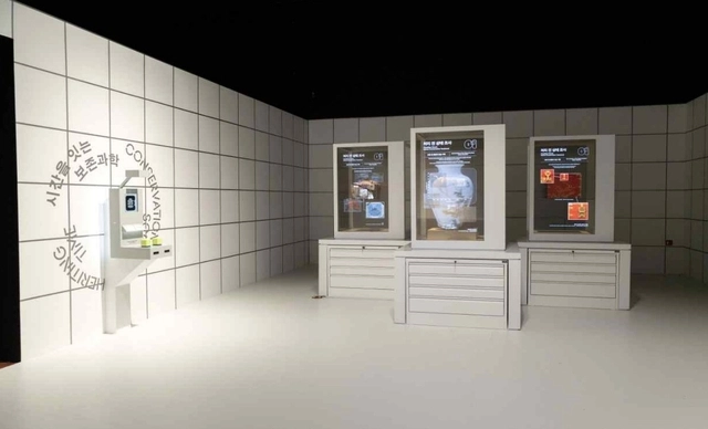 국립고궁박물관 특별전 ‘RE:BORN, 시간을 잇는 보존과학’ 전시실 전경