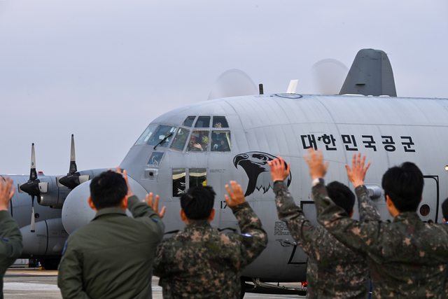 공군은 오는 7일부터 14일까지 미 태평양공군사령부가 주관하는 크리스마스 공수작전에 참가한다. 사진은 공군 5전투비행단 소속 장병들이 이륙을 앞둔 임무요원들을 환송하는 모습. 공군 제공