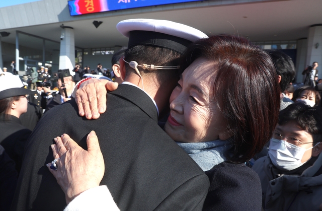 28일 오후 경남 창원시 진해구 해군사관학교 연병장에서 열린 제139기 해군·해병대 사관후보생 수료 및 임관식에서 홍라희 리움미술관 명예관장이 이지호 신임 소위와 포옹하고 있다. 공동취재