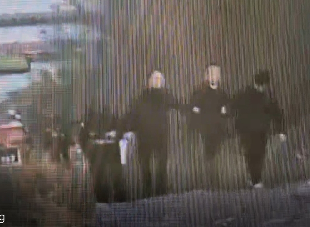 전 연인을 살해한 혐의로 긴급 체포된 50대 김모 씨가 지난 11월 26일 오후 충북 충주호에서 경찰에 실종 여성의 차량을 유기한 지점을 밝힌 뒤 다시 호송되고 있다. 연합뉴스