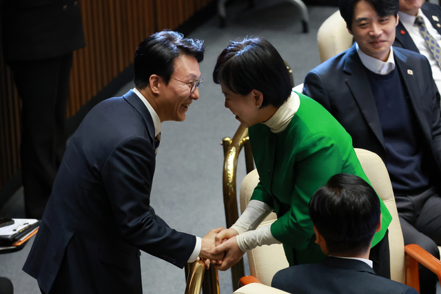김민석 국무총리가 2일 국회 본회의에 참석하며 더불어민주당 전현희 의원과 대화하고 있다. 연합뉴스
