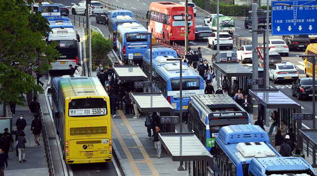 지난 4월 서울시 시내버스가 서울역 버스환승센터에서 줄지어 대기하고 있다. 박윤슬 기자
