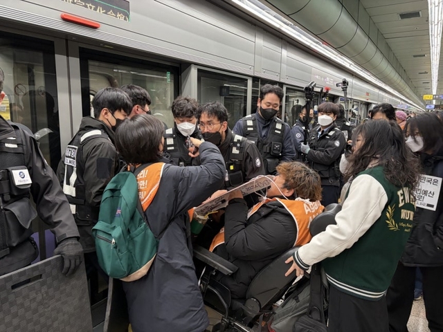 서울 지하철 5호선 광화문역에서 탑승 시위 중인 전장연 활동가들. 연합뉴스