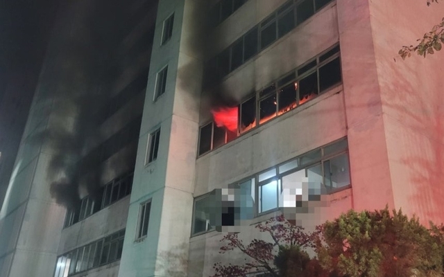 사진은 기사와 직접 관련 없음. 지난달 24일 오전 1시 47분쯤 김치냉장과 발화 추정 대구 중구 한 아파트 화재 현장. 연합뉴스