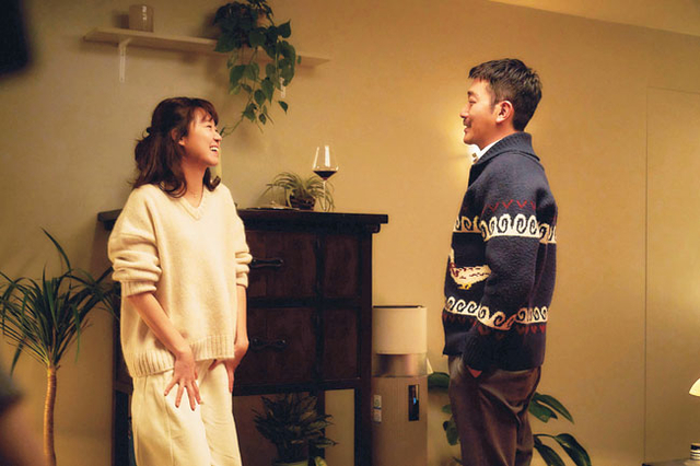 감독 하정우의 네 번째 연출작 ‘윗집 사람들’. 하정우(오른쪽)는 원작인 스페인 영화 ‘센티멘털’을 바탕으로 각색·연출하고, 직접 ‘김 선생’까지 연기했다.  바이포엠스튜디오제공