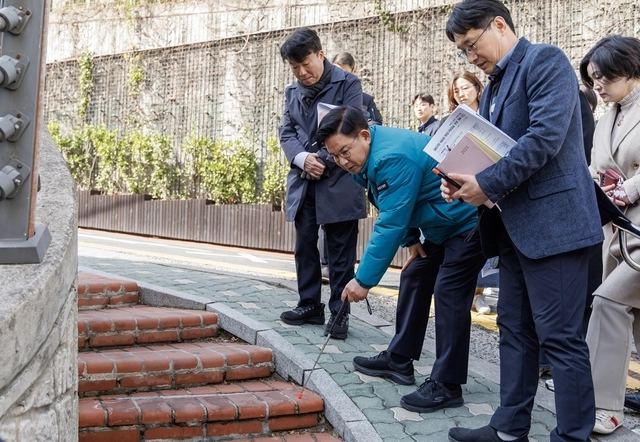 통학로 안전 확보를 위해 현장 점검에 나선 박강수 마포구청장. 마포구청 제공