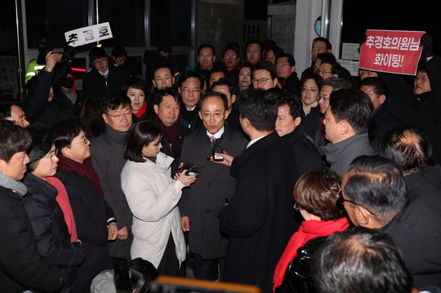 12·3 비상계엄 당시 의원들의 계엄 해제 표결 참여를 방해한 혐의를 받는 국민의힘 추경호 의원이 3일 구속영장이 기각돼 경기도 의왕 서울구치소를 나서며 취재진에 발언하고 있다. 연합뉴스