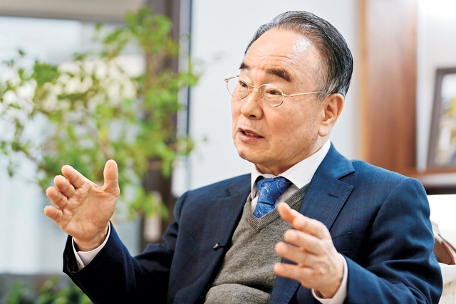 류영모 목사가 지난달 26일 진행된 인터뷰에서 비상계엄 이후 극단으로 치달은 우리 사회에 통합이 절실하다고 강조하고 있다.  문호남 기자