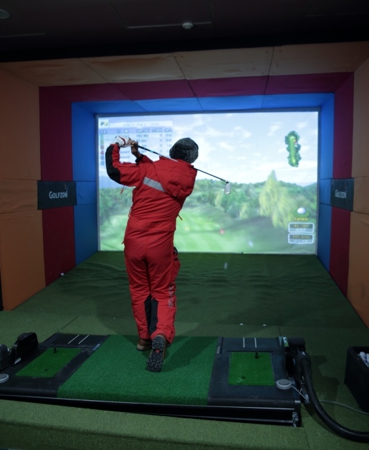 남극 세종과학기지의 연구대원이 골프존의 지원으로 설치된 골프 시뮬레이터에서 스크린골프 라운드를 하고 있다. 골프존 제공