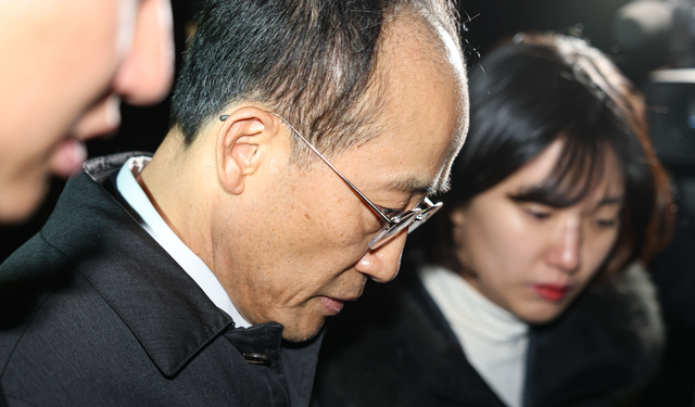 12·3 비상계엄 당시 국민의힘 원내대표 지위를 이용해 의원들의 계엄 해제 표결 참여를 방해한 혐의를 받는 국민의힘 추경호 의원이 2일 서울 서초구 서울중앙지방법원에서 열린 구속 전 피의자 심문(영장실질심사)을 마친 뒤 법정을 나서고 있다. 공동취재단