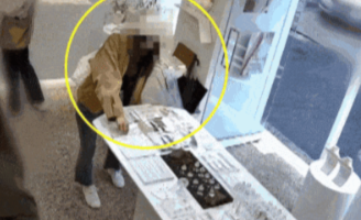 일본인 관광객 이 주얼리를 훔치는 모습. JTBC ‘사건반장’ 갈무리