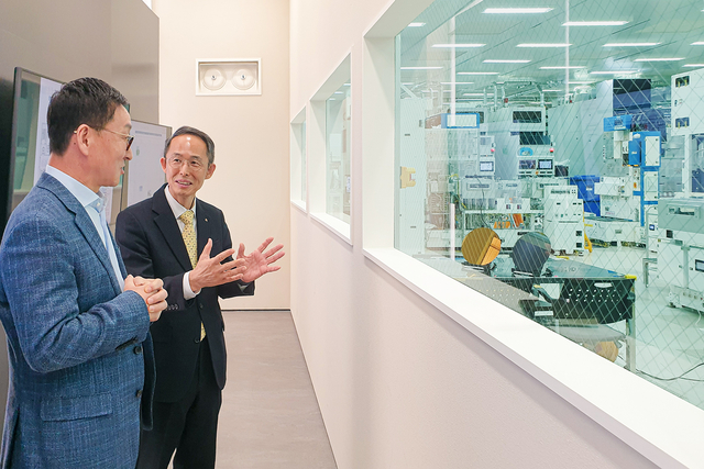 황기연(오른쪽) 한국수출입은행장이 지난 2일 경기 평택시에 위치한 원익IPS 본사를 방문해 안태혁 원익IPS 대표와 반도체 장비 공정에 대해 대화 중이다. 수은 제공