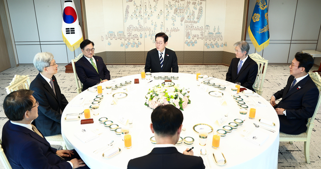 이재명 대통령이 3일 용산 대통령실에서 열린 5부 요인 초청 오찬 간담회에서 발언하고 있다.  가운데를 기준으로 시계방향으로 이 대통령, 조희대 대법원장, 김민석 국무총리, 이규연 홍보소통수석, 노태악 중앙선거관리위원장, 김상환 헌법재판소장, 우원식 국회의장. 연합뉴스