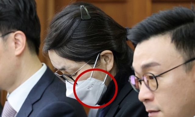 도이치모터스 주가조작과 명태균 공천개입, 통일교 청탁·뇌물 수수 의혹 혐의 등으로 구속기소 된 김건희 여사가 3일 서울 서초구 서울중앙지방법원에서 열린 자본시장법 위반 혐의 결심 공판에 출석해 있다. 사진공동취재단