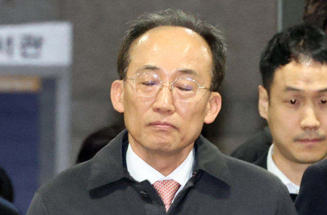 국회의 12·3 비상계엄 해제 의결 방해 의혹을 받는 추경호 전 국민의힘 원내대표가 2일 서울 서초구 서울중앙지방법원에서 열린 영장실질심사를 마친 뒤 법원을 나오고 있다. 공동취재