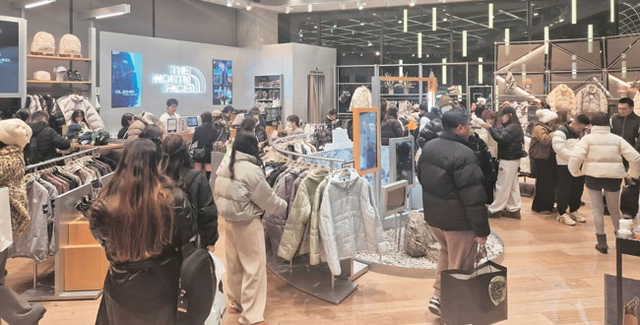 지난달 26일 서울 중구 노스페이스 명동점에서 고객들이 경량 패딩 제품 등을 살펴보고 있다.
노스페이스 제공