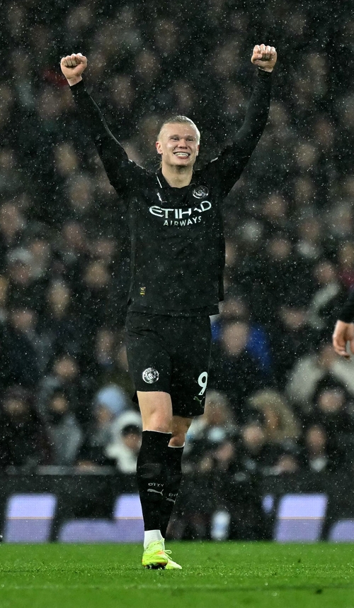 맨체스터시티의 엘링 홀란이 3일 오전(한국시간) 영국 런던의 크레이븐 코티지에서 열린 풀럼과의 원정경기에서 EPL 통산 100호 골을 넣은 후 환호하고 있다.  AFP 연합뉴스 