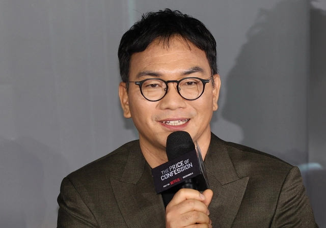 이정효 감독이 3일 서울 CGV 용산아이파크몰점에서 열린 넷플릭스 시리즈 ‘자백의 대가’ 시사 간담회에서 인사말을 하고 있다. 연합뉴스
