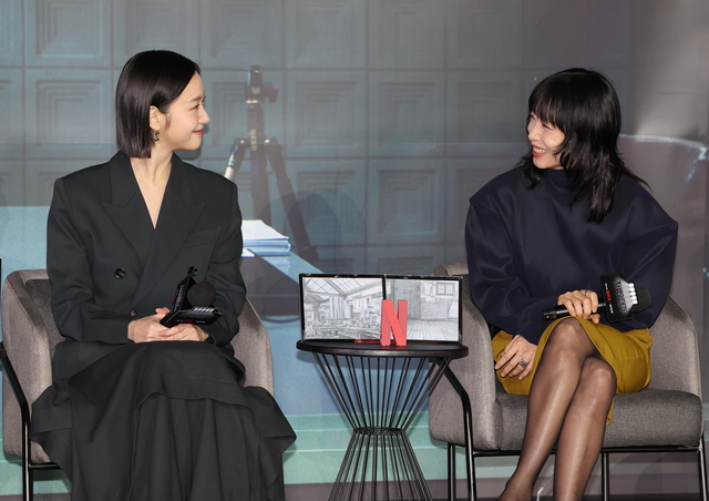 배우 김고은(왼쪽)과 전도연이 3일 서울 용산CGV에서 열린 넷플릭스 시리즈 ‘자백의 대가’ 시사 간담회에 참석해 이야기를 나누고 있다. 연합뉴스