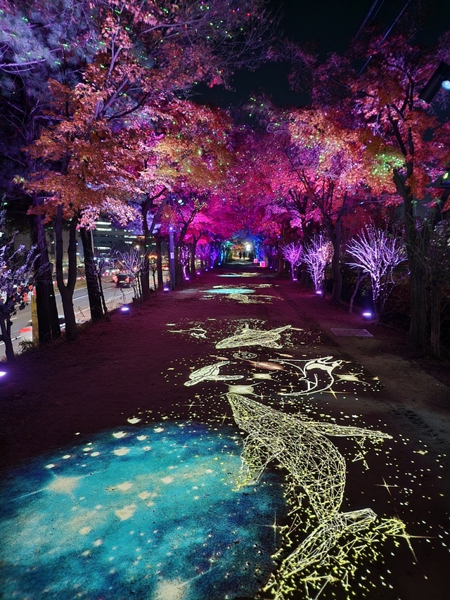 푸른 물결 속 고래가 유영하는 ‘밤하늘을 유영하는 고래’ 조명 연출 모습. 구로구청 제공