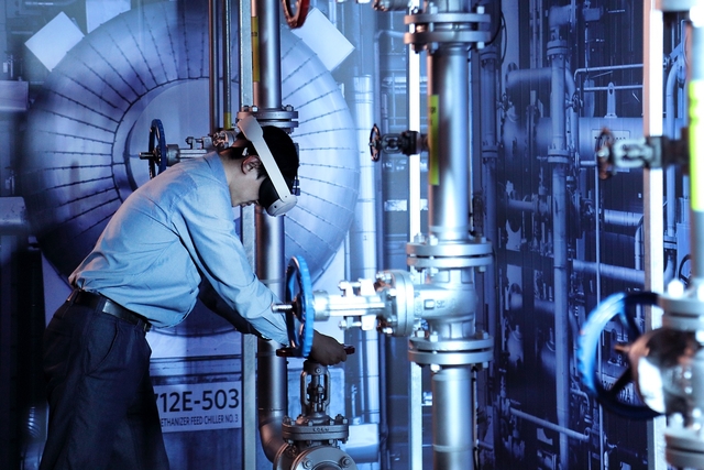 GS칼텍스 여수공장에서 한 직원이 가상현실(VR)·증강현실(AR) 안전교육 프로그램에 참여하고 있다.  GS그룹 제공