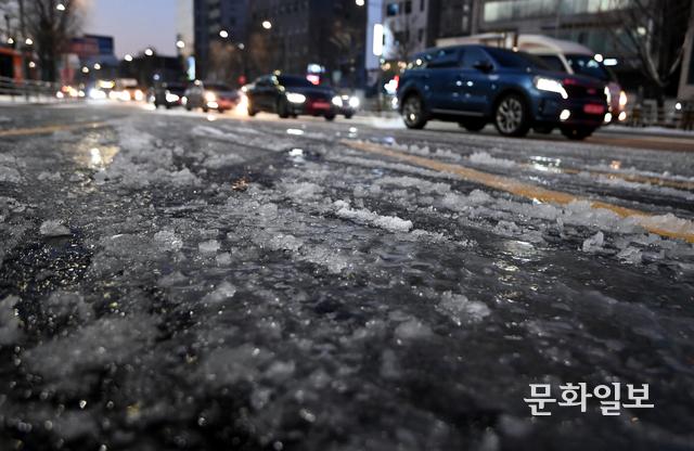 전날 내린 첫눈이 빙판으로 변한 5일 오전 서울역 인근 도로가 얼어있다. 박윤슬 기자