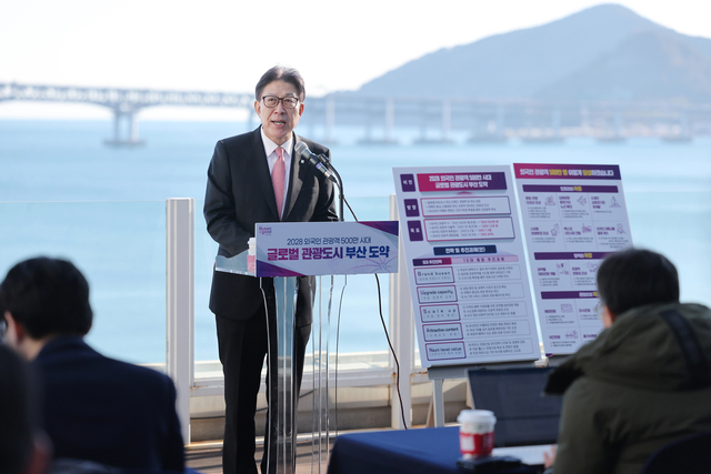 박형준 부산시장이 4일 부산 광안리해수욕장 일대에서 외국인 관광객 500만 시대 현실화를 위한 전략을 설명하고 있다. 부산시청 제공