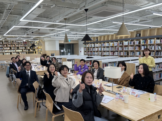 이필형 동대문구청장이 동대부고를 찾아 학부모들과 교육 현안을 논의하고 있다. 동대문구청 제공