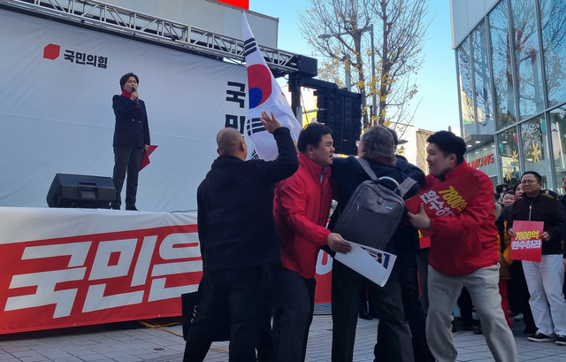 29일 대전 중구 으능정이 거리에서 열린 ‘국민의힘 민생회복 법치수호 국민대회’에서 양향자 최고위원이 “윤석열 대통령의 계엄은 불법이었다”고 발언하자 당원들이 종이컵을 던지고 야유를 보내는 등 항의했다. 연합뉴스