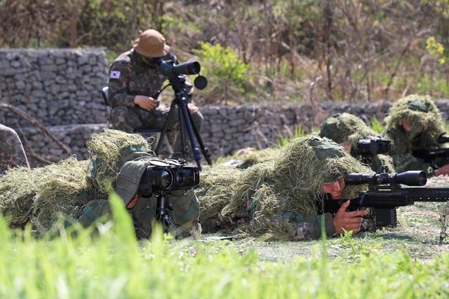 최정예 300전투원 대표선발을 위한 사단 저격수 경연대회에서 관측수가 고배율 관측경으로 표적을 식별한 뒤, 저격수가 K14 저격용 소총으로 사격하고 있는 모습. 육군 제공