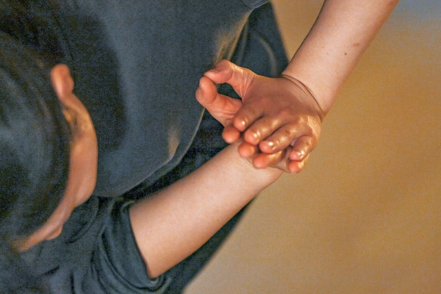 수강생들이 요가 자세를 하고 있다.
