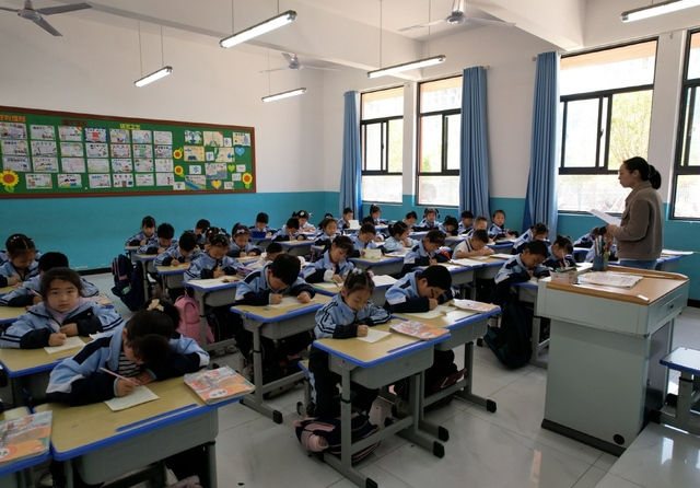 세라젬 중국법인이 추진하는 사회공헌활동 ‘희망소학교’의 학생들이 기증 기자재로 수업에 참여하고 있다. 세라젬 제공