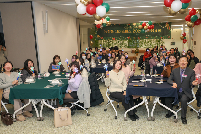 전성수(오른쪽) 서울 서초구청장이 ‘2025년 눈꽃풀 크리스마스’ 행사에서 참가자들과 기념촬영을 하고 있다. 서초구청 제공
