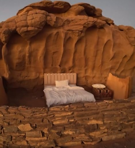 여행 인플루언서 존니 디줄리어스가 요르단 와디럼 사막 한가운데에 위치한 ‘지붕 없는 숙소’에 묵은 후기를 공개했다. 사진은 해당 숙소의 모습. 인스타그램