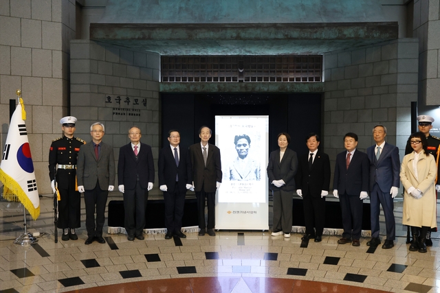 4일  서울 용산 전쟁기념관에서 열린 윤봉길 의사 현양행사에서 참석귀빈들이 기념사진을 찍는 모습이다. 왼쪽부터 전쟁기념사업회 양동학 사무총장, 김희곤 대한민국임시정부기념관장, 백승주 전쟁기념사업회장, 김학준 매헌연구원장, 윤주경 FITI시험연구원장, 이성선 매헌윤봉길의사기념사업회 상임이사, 윤배중 파평윤씨 대종회장, 조다냐 덕산세계인형박물관장. 전쟁기념사업회 제공