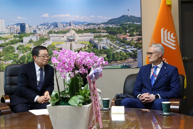 백승주 전쟁기념사업회장이 지난 4일 서울 용산 전쟁기념관을 방문한 야르노 림넬( 핀란드 국민연합당) 나토 의회연맹 과학기술위원회 산하 기술동향 및 안보 소위원장과 환담하고 있다. 전쟁기념사업회 제공