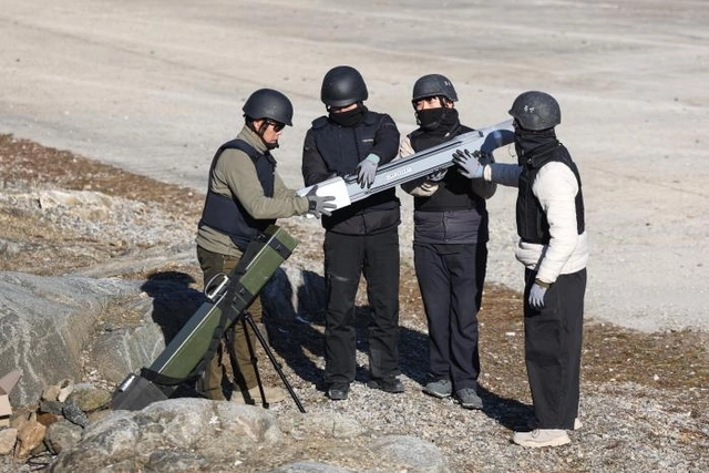 지난 4일 경기 양평군 일대 훈련장에서 개최한 공격드론 활용 첨단 기술과제 현장에서 공격드론 참가자들이 캐니스터에 직충돌드론을 넣고 있다. 국방일보 제공