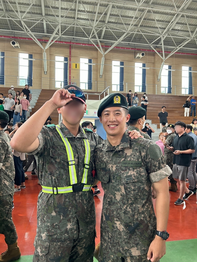 베트남 호치민에서 10년 넘게 자란 뒤 연세대에서 학업 이어가던 중 병무청 영주권자 입영희망신청 제도 통해 자원입대한 구경모(오른쪽)씨. 병무청 제공