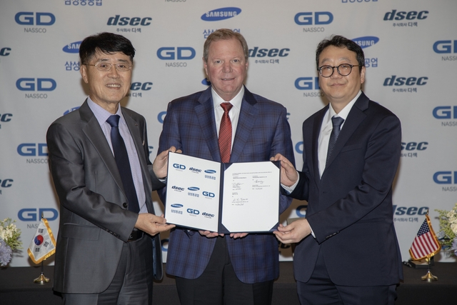 미국 루이지애나주 뉴올리언스에서 열린 ‘2025 국제워크보트쇼에서’ 윤석용(왼쪽부터) 디섹 대표, 데이브 카버 제너럴 다이내믹스 나스코 사장, 강주년 삼성중공업 미주사업팀장이 ‘조선 설계·제조 자동화 및 기술 지원 체계 구축을 위한 합의각서(MOA)’를 체결하고 기념사진을 촬영하고 있다. 한국중견기업연합회 제공