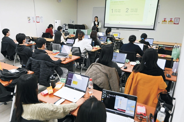 박혜영 씨가 일반인들을 대상으로 한 PM 강의를 하고 있다.