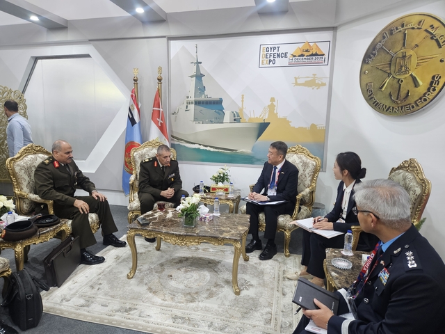 이집트 카이로에서 열린 EDEX 2025 방산전시회에서 지난 3일(현지시간) 방극철(왼쪽 세번째) 방위사업청 기반전력사업본부장과 모하메드 아들리 압둘 와헤드 이집트 국방부 전력국장이 양국 방산협력 현안을 논의하고 있다. 방위사업청 제공