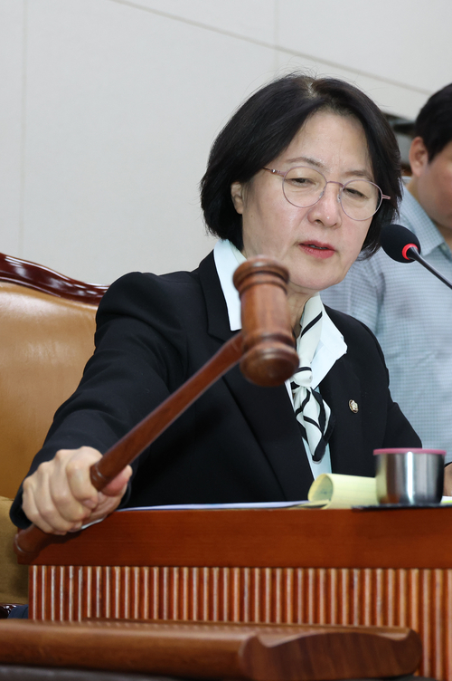 추미애 국회 법제사법위원회 위원장이 3일 오후 서울 여의도 국회에서 열린 법제사법위원회 전체회의에서 의사봉을 두드리고 있다. 뉴시스