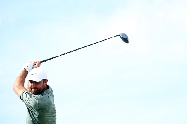 미국의 스코티 셰플러가 5일(한국시간) 바하마 알바니의 알바니 골프코스에서 열린 PGA투어 이벤트 대회 히어로 월드 챌린지 1라운드 5번 홀에서 새로운 드라이버로 티샷을 하고 있다.  AFP 연합뉴스