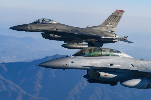 진영승 합참의장이 탑승한 KF-16전투기(앞)와 존 대니얼 케인 미 합참의장이 탑승한 F-16전투기(뒤)가 강원도 춘천 인근 상공을 비행하고 있다. 사진은 기사와 직접적인 관련 없음.  합참 제공