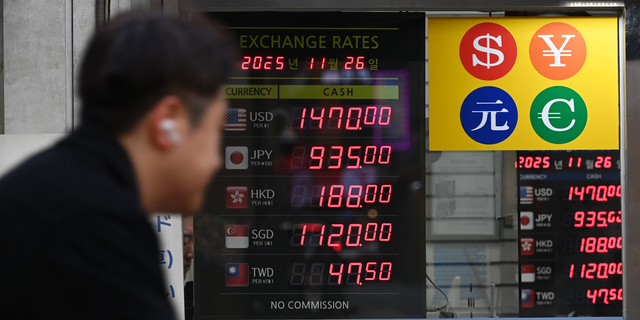 서울 중구 명동의 한 환전소에 원·달러 환율이 표시돼 있다. 윤성호 기자