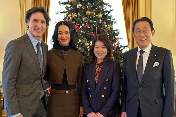 쥐스탱 트뤼도(왼쪽부터)  전 캐나다 총리, 케이티 페리, 기시다 유코, 기시다 후미오 전 일본 총리가 일본 도쿄에서 기념 촬영을 하고 있다. X(옛 트위터) 갈무리