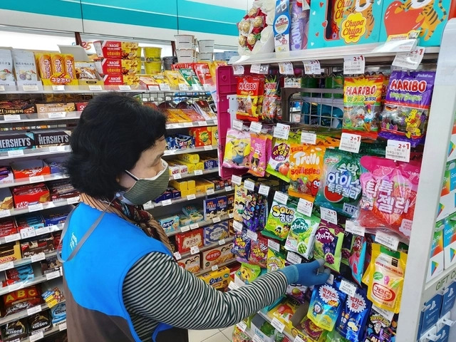 GS리테일과 협업하는 ‘시니어 동행 편의점’에서 근무 중인 어르신. 고양시 제공