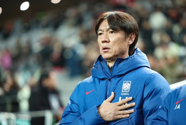 애국가 제창하는 홍명보 감독. 뉴시스