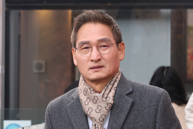 건진법사 관봉권 띠지 분실 의혹과 쿠팡 퇴직금 불기소 외압 의혹 수사를 맡게 된 안권섭 상설특별검사가 지난달 17일 서울 여의도 사무실에서 나오고 있다. 연합뉴스