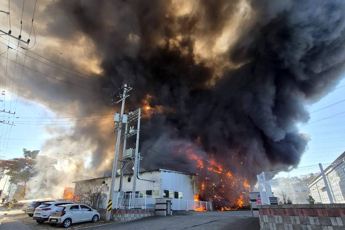 ‘끝없는 검은 연기’…칠곡 섬유공장 화재 “완진까지 장시간 소요될 듯”